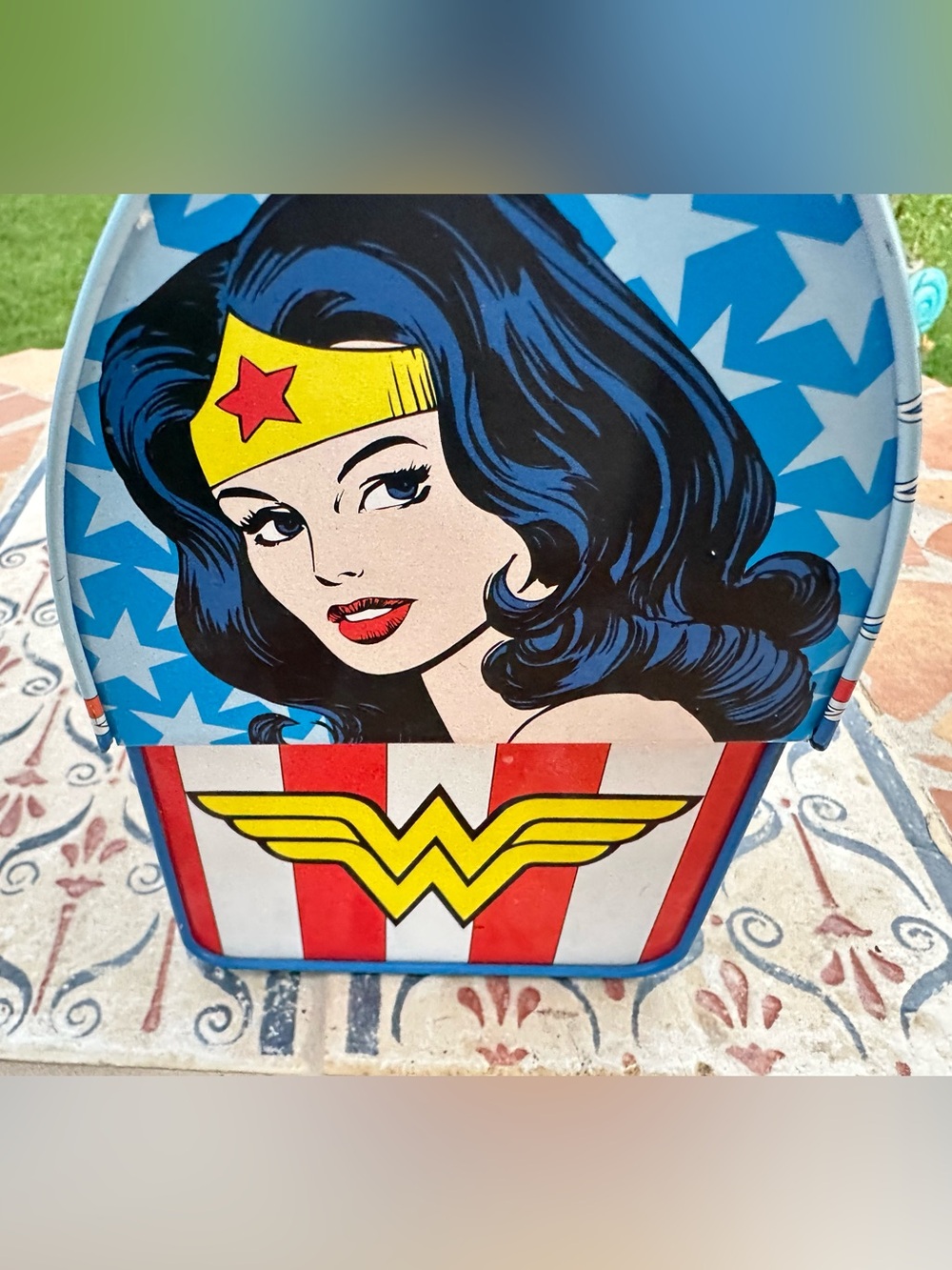 Vandor Wonder Woman lunch boxDomed metal lunchbox